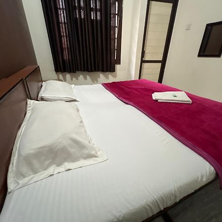 Raja Guest House -- Jalandhar Railway Station -- For Family, Couples, Travellers Extérieur photo