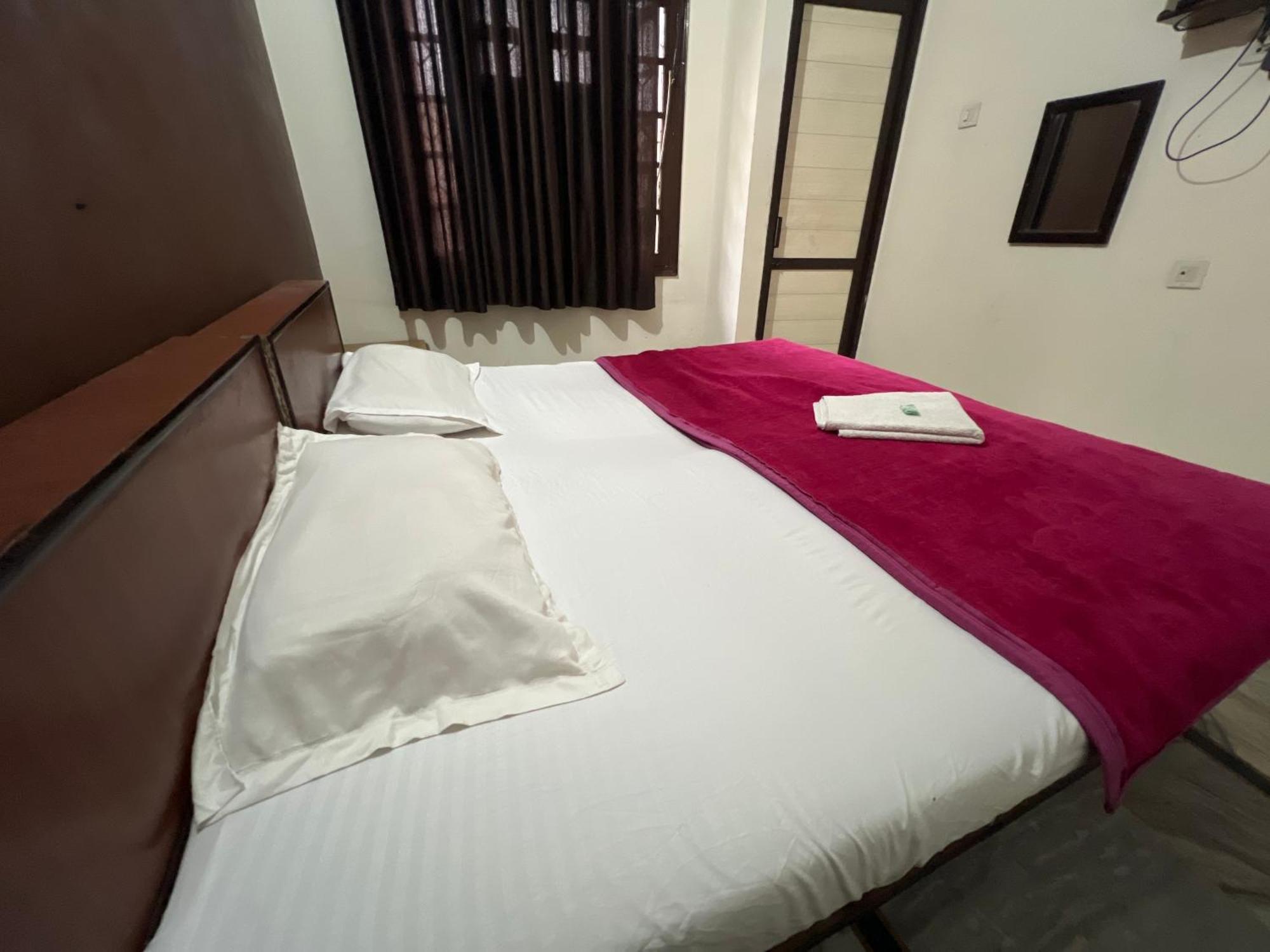 Raja Guest House -- Jalandhar Railway Station -- For Family, Couples, Travellers Extérieur photo