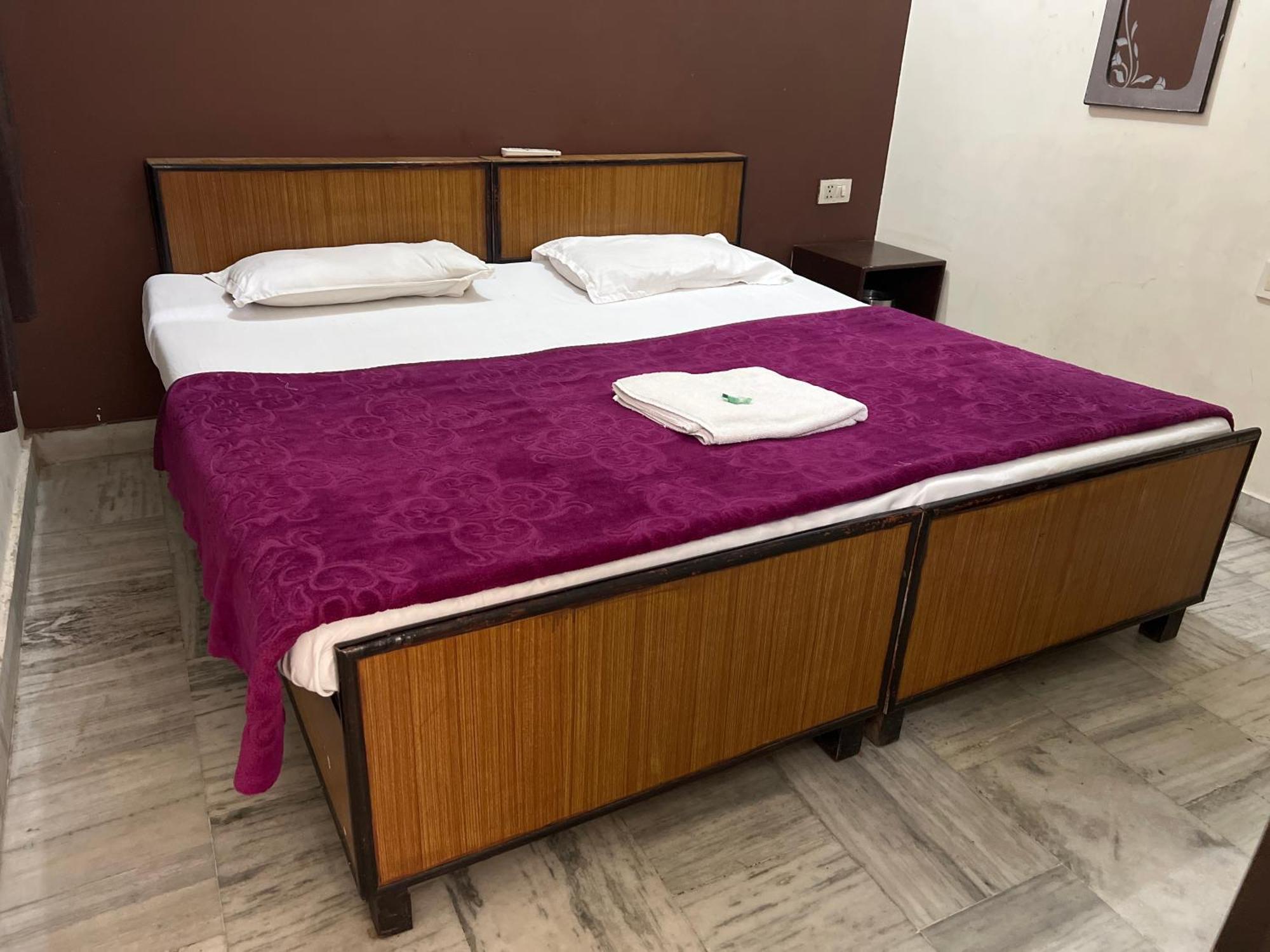 Raja Guest House -- Jalandhar Railway Station -- For Family, Couples, Travellers Extérieur photo