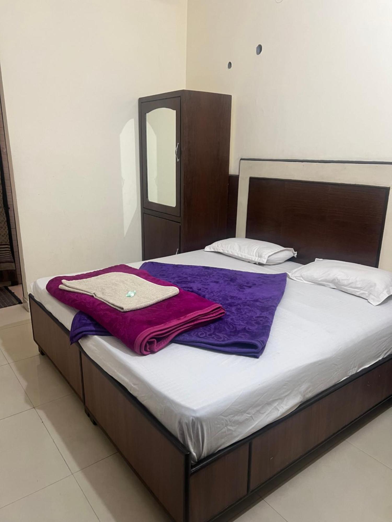 Raja Guest House -- Jalandhar Railway Station -- For Family, Couples, Travellers Extérieur photo